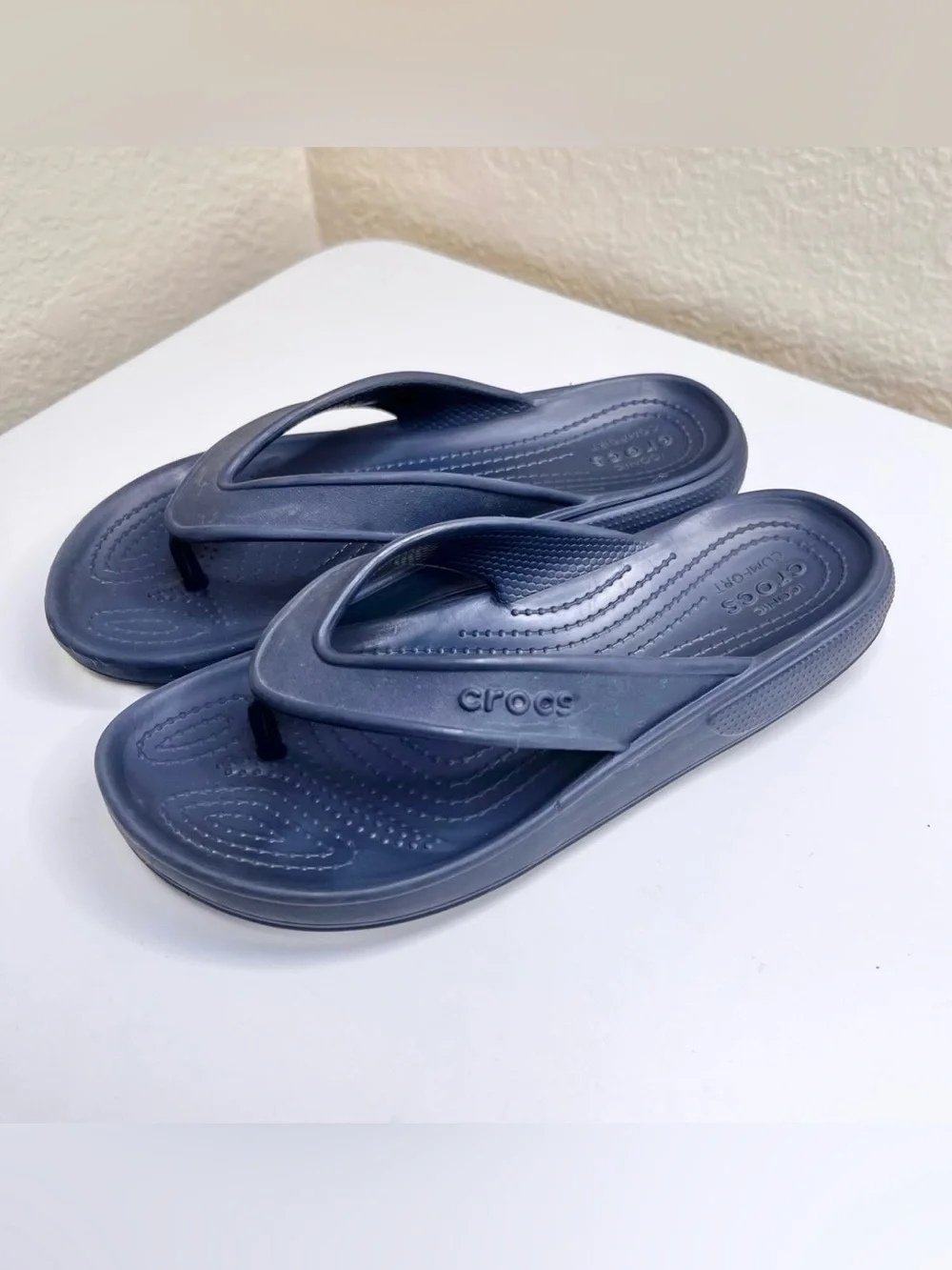 Crocs Ionic Comfort Unisex Flip Flop Sandals Boys Size  4 Girls Size  6.